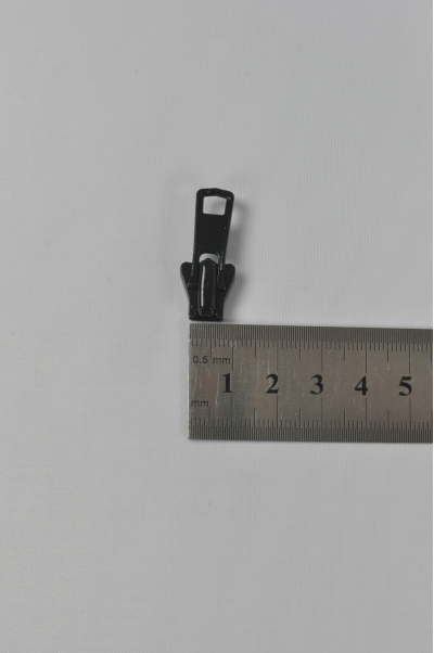 ZIP102  黑色金屬拉鏈頭 正面照